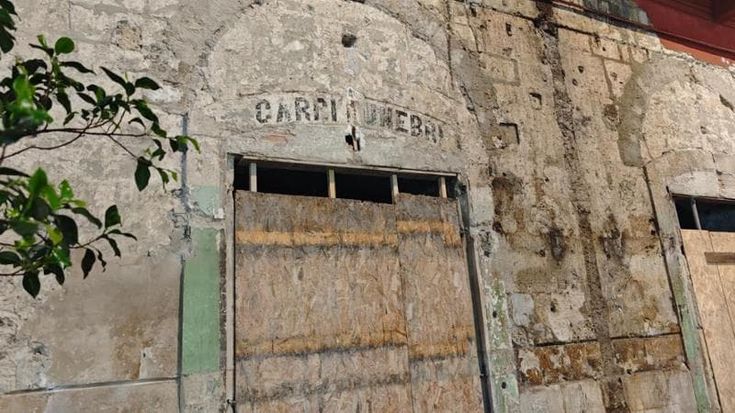 “Carri funebri”. In via Manzoni compare l’antica scritta dove c’era l’insegna “Marianna confezioni”