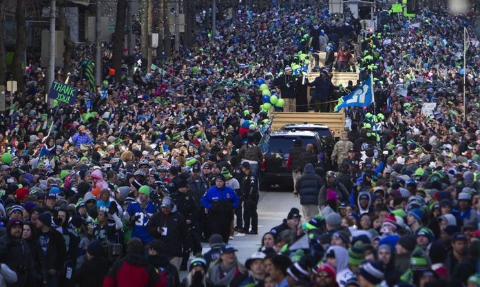 Nfl, in 700 mila per le strade di Seattle: &egrave; la festa dei Seahawks