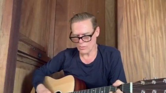 "Maledetti mangia pipistrelli", Bryan Adams si scusa per il post su Ig: "Volevo solo promuovere il veganesimo"