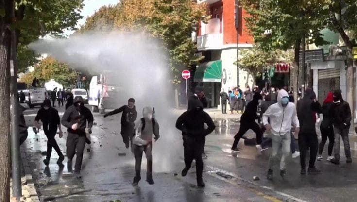 Tirana, scontri al terzo giorno di protesta degli studenti: la polizia usa manganelli e idranti