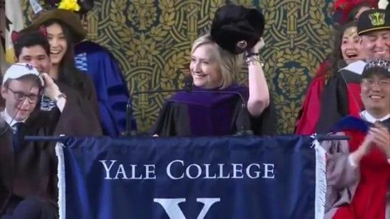 "Se non puoi batterli, unisciti a loro": Hillary sfoggia un colbacco alla cerimonia di laurea di Yale