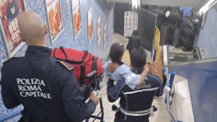 Turista portata in braccio alla fermata Colosseo, l'assurda difesa del Campidoglio: "Doveva fare il giro largo"