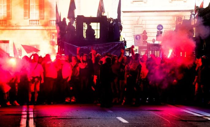 Genova, Ilva gli operai occupano lo slargo della Prefettura