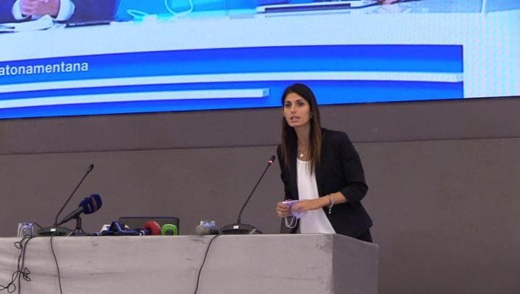 Comunali Roma, Raggi: "Aspettiamo dati certi". Ma è caos al comitato tra proteste e errori tecnici