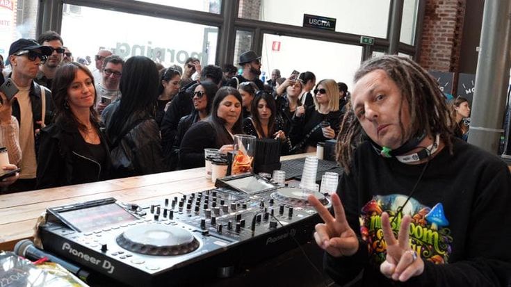 Techno e cappuccino: a Milano tutti pazzi per la disco di mattina