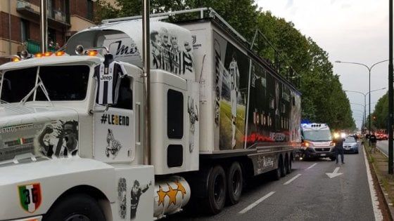 Camion di ultrà contro i cavi del tram, dietro il gesto forse una prova di forza tra tifosi