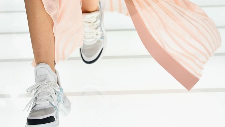 Le sneakers che si abbinano anche a gonne e abiti