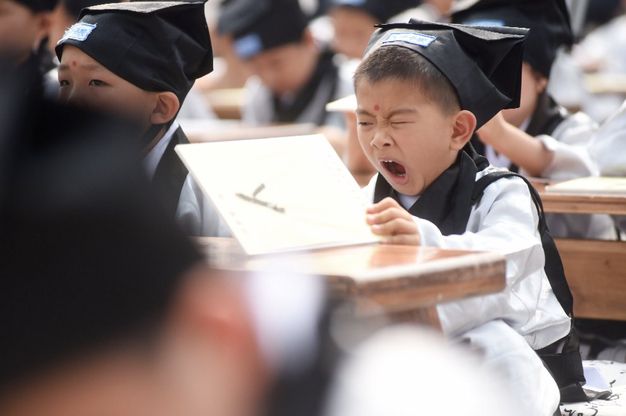 Cina, che fatica diventare grandi: il primo giorno di scuola inizia così 