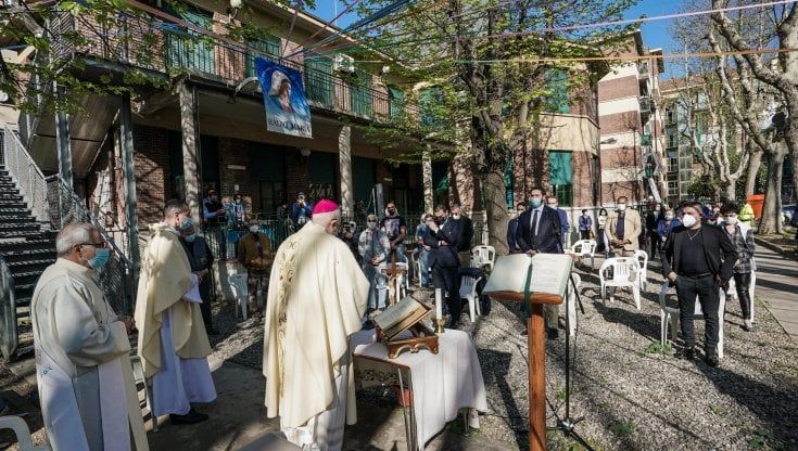 Torino, il vescovo celebra la messa di Pasqua nel cortile delle case popolari