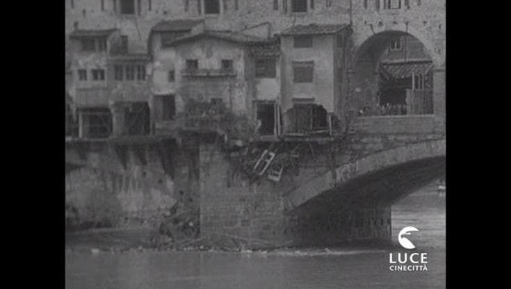 Archivio Luce, 4 novembre 1966: alluvione di Firenze. Il lavoro degli "angeli del fango"