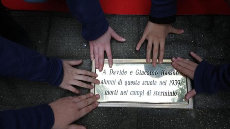 Napoli, una pietra d’inciampo per i fratelli Hasson alla scuola Vanvitelli