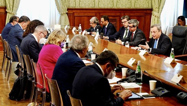 Aiuti a luglio, poi il cuneo fiscale: il piano anticrisi del governo