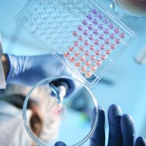 Senza la scienza le infezioni uccidono: antibiotici e vaccini ci hanno allungato la vita