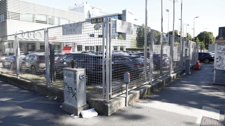 Aggressione in viale Testi, grave il ragazzo accoltellato: si punta sui video delle telecamere