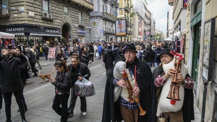 Napoli, bagni chimici e porta-cicche: nuovi servizi per i turisti