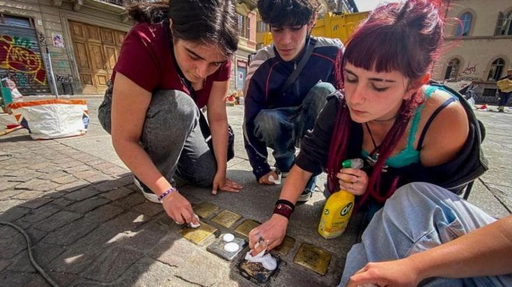 Torino, imbrattate le pietre d’inciampo per i deportati. La reazione di Israele: “Non è una protesta, è odio”