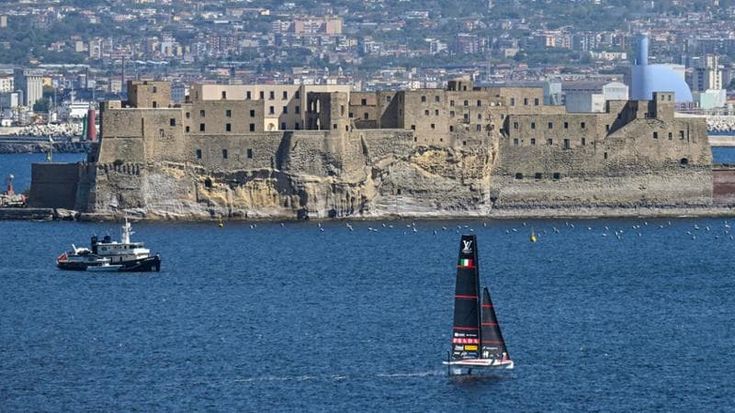Riflessi di Luna Rossa, Napoli cavalca l’onda: ecco l’America’s Cup