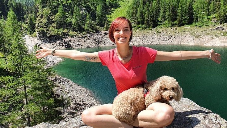 La blogger più forte della malattia: "Ho imparato a camminare due volte, ora vi porto sui sentieri"