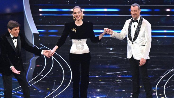 Vittorio Sgarbi: "Sanremo 2023 è stato un fallimento. Niente linea culturale e Benigni è bollito"