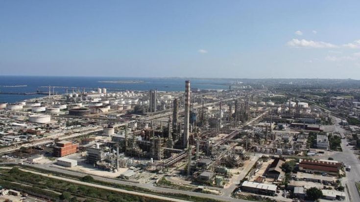 La raffineria di Priolo torna in mani italiane, Ludoil firma l’accordo