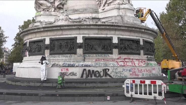 Parigi, ripulita la statua di Place de la République dopo le proteste