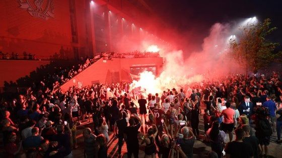 Cori, fumogeni e felicità. I tifosi del Liverpool oltre i limiti