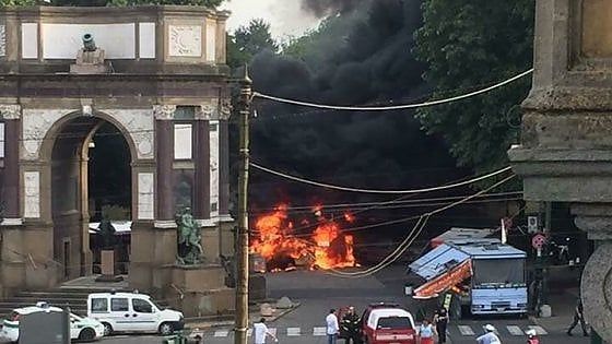 Brucia un furgone dei "paninari", nuvola nera sul Valentino prima di San Giovanni  