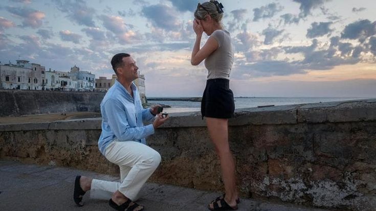 Turista canadese sceglie Gallipoli per la fatidica proposta: “Mi vuoi sposare?”. Lo scatto è virale