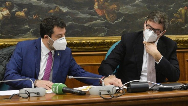 Caro-bollette, pressing dalla Lega al M5s. Giorgetti: "Tassare gli extra-profitti". Conte: "Tempo scaduto, subito ristori massicci"