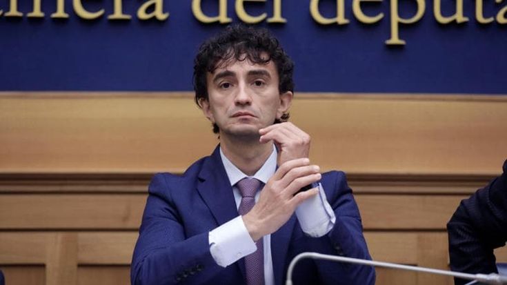 Foto nazi, gaffe e guai: la scalata al partito di Bignami all’ombra di Giorgia