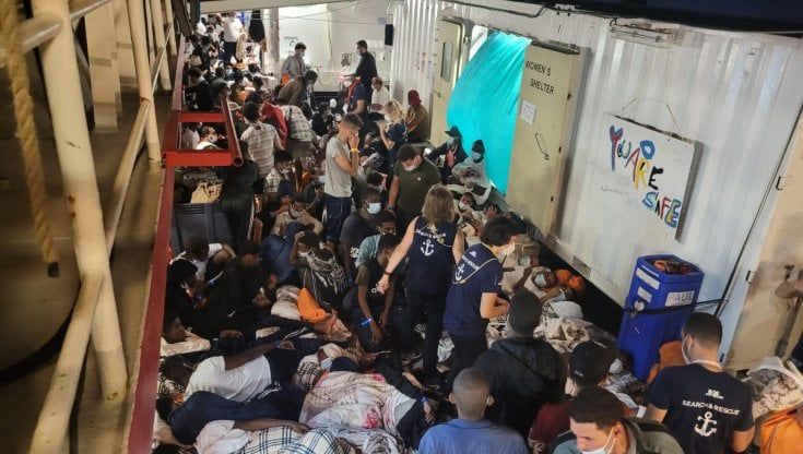 Assegnato il porto alla Ocean Viking. Sbarcherà i 572 migranti ad Augusta