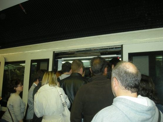 Sciopero dei mezzi, metro affollate
