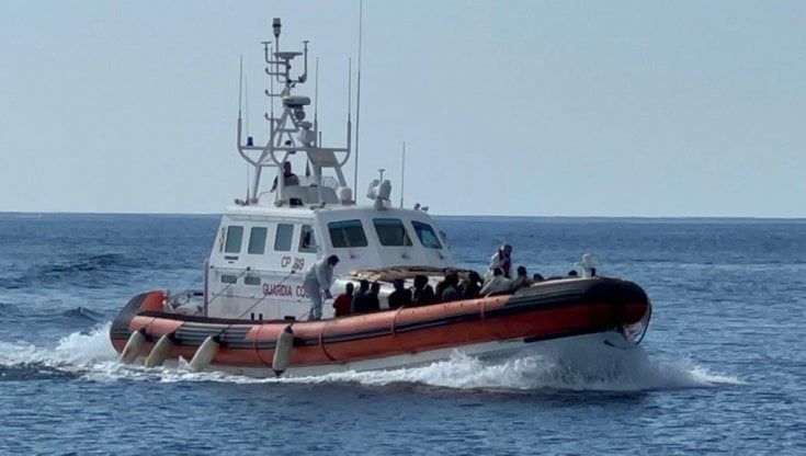 Migranti, barcone si rovescia nel Mar Egeo: decine i dispersi