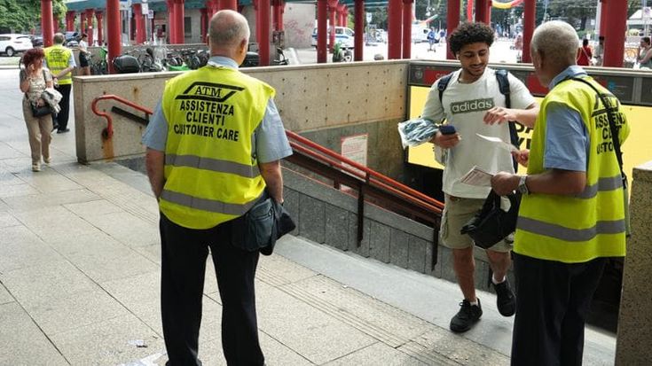 “La M2 è interrotta”: assistenti e volantini per aiutare i passeggeri nel primo giorno di blocco