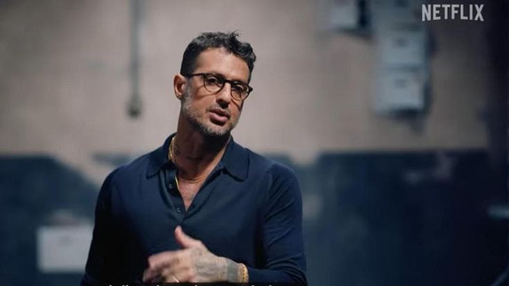 Fabrizio Corona sotto inchiesta per revenge porn: sequestrate le foto hot di Alfonso Signorini