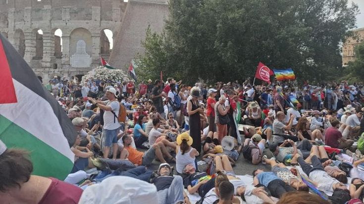 La manifestazione contro il riarmo in Europa oggi a Roma: “Siamo in 50mila”
