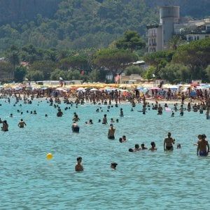 Palermo, muore per malore mentre fa un bagno a Mondello