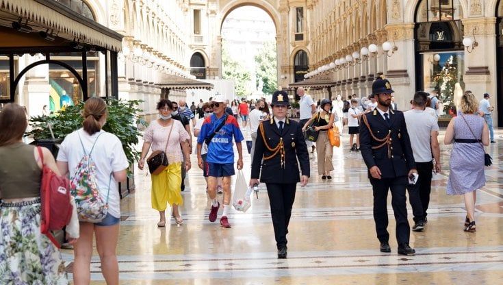 Coronavirus in Lombardia, via la mascherina all'aperto ma per molti milanesi naso e bocca restano coperti