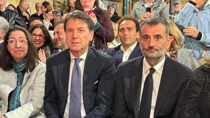 Elezioni, Conte abbraccia Decaro: “Ora l’aria è cambiata, insieme per la Puglia”