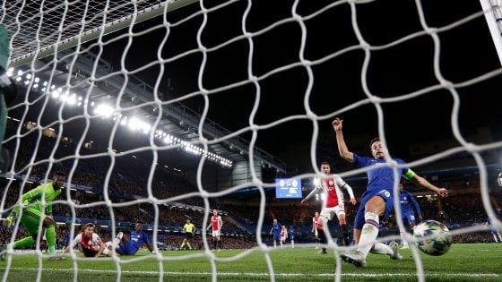 Champions; Barcellona fermato, il Chelsea rimonta l'Ajax: da 1-4 a 4-4