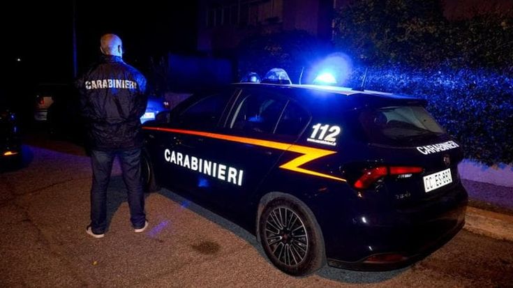 Investe e uccide un ciclista, poi scappa, torna indietro con la madre e si consegna: era ubriaco