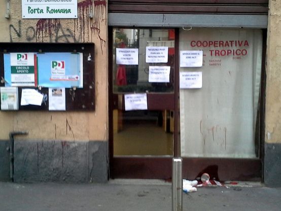 Milano, blitz al circolo del Pd: nel mirino il Jobs act