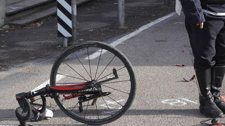 Monza, ciclista investito fotografa il volto del pirata della strada: rintracciato e denunciato