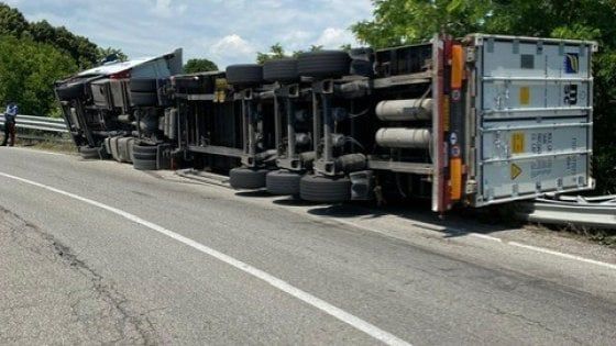 Tir si ribalta: chiuso tratto di tangenziale a Parma 
