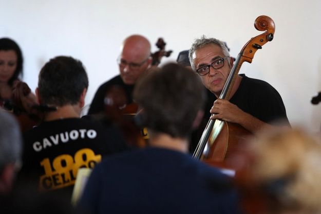 Palermo, i cento violoncelli di Sollima al teatro di Verdura