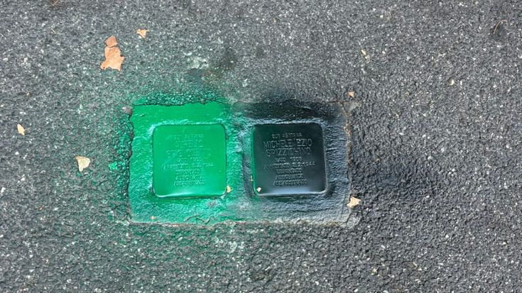 Vernice verde e nera sulle pietre d’inciampo di Trastevere: erano già state vandalizzate nel 2023