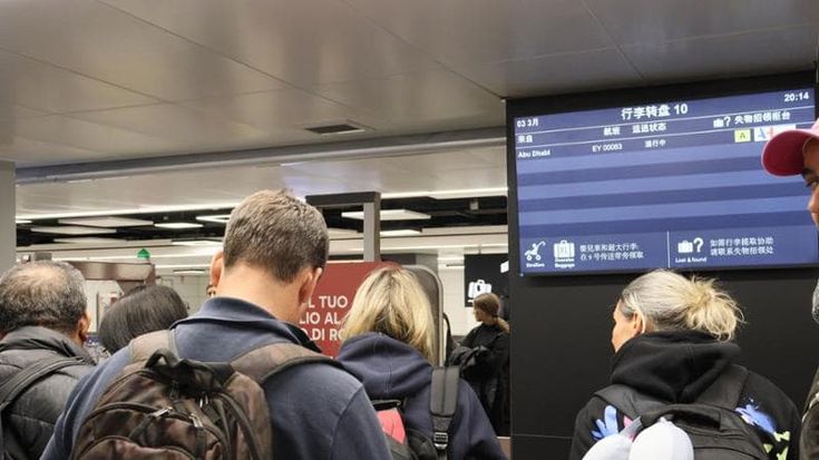 Romani bloccati ad Abu Dhabi, biglietti pagati su WhatsApp, poi l’attesa: “Abbiamo speso 5.600 euro”