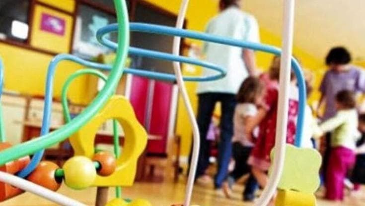 Mancano le maestre, salta il tempo pieno all’asilo: “Al pomeriggio solo cinquanta bambini”