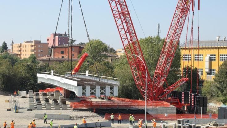 Tram, posa del ponte al Navile: 192 tonnellate sollevate con la gru. “L’ultima grande opera”