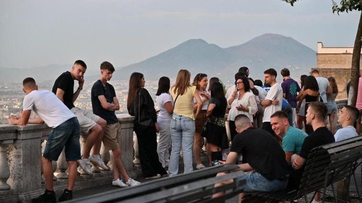 Notte prima degli esami per 72mila, a Napoli brindisi e selfie contro ansia. Oggi al via la maturità